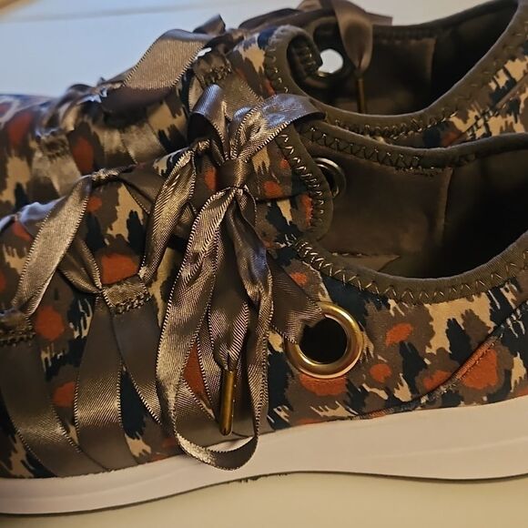 BZEE WOMAN ACTIVE SHOES SIZE 8M - Picture 3 of 6